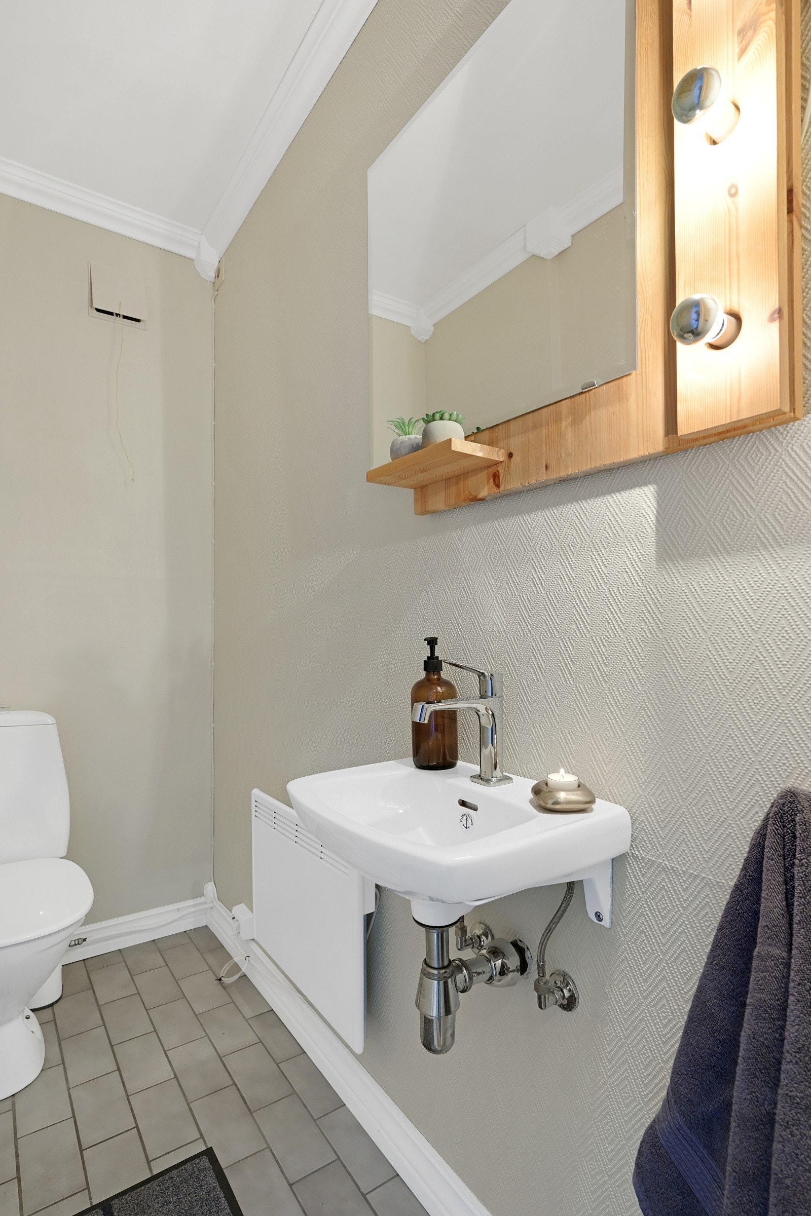 I underetasjen finner man et separat toalettrom, noe enhver kan sette pris på når man er fler i hus Galleribilde