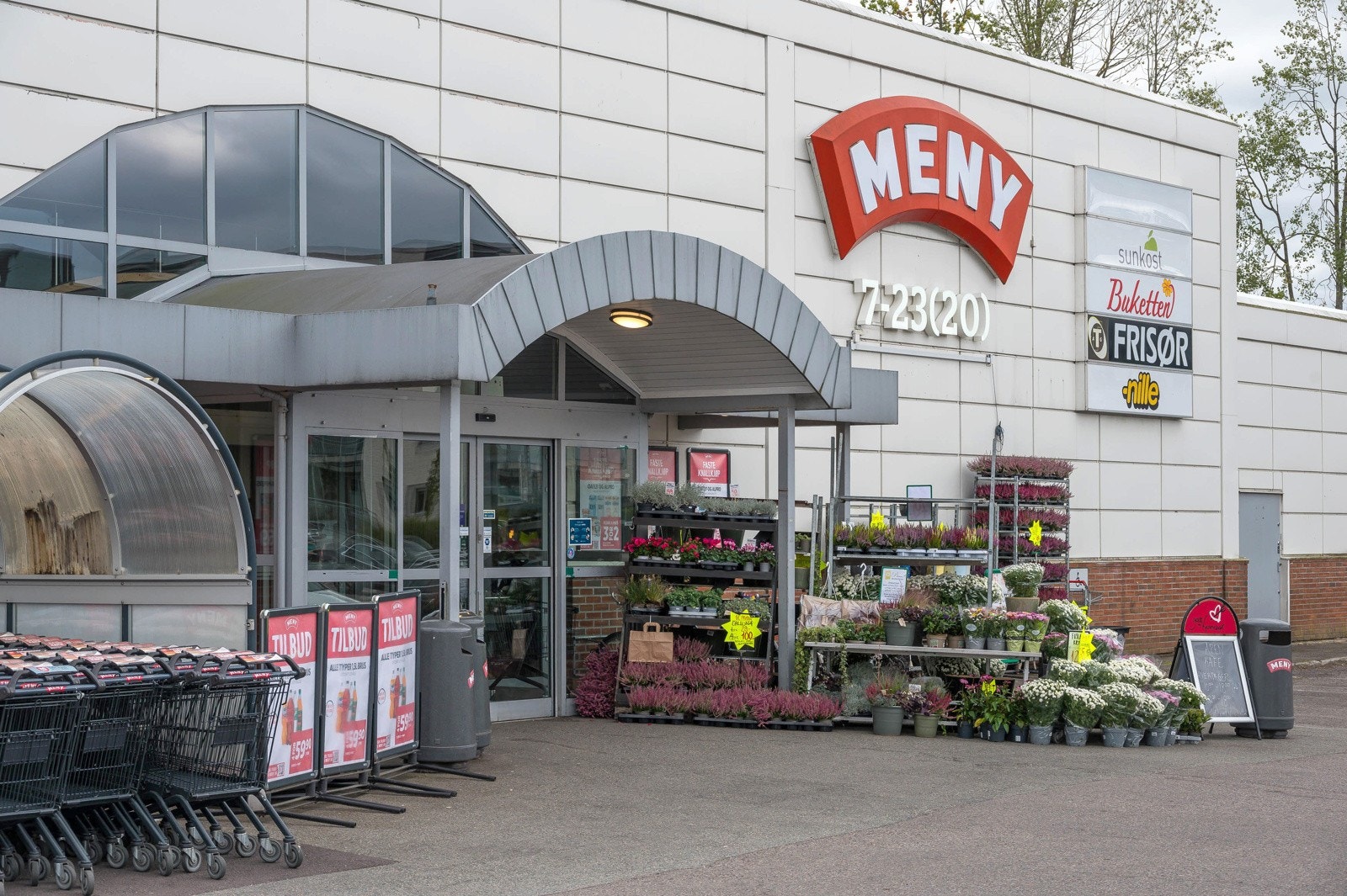 Holmestrandtoppen byr på en rekke fasiliteter som frisør, Meny, apotek, blomsterforretning og post i butikk, samt en trivelig cafè Galleribilde