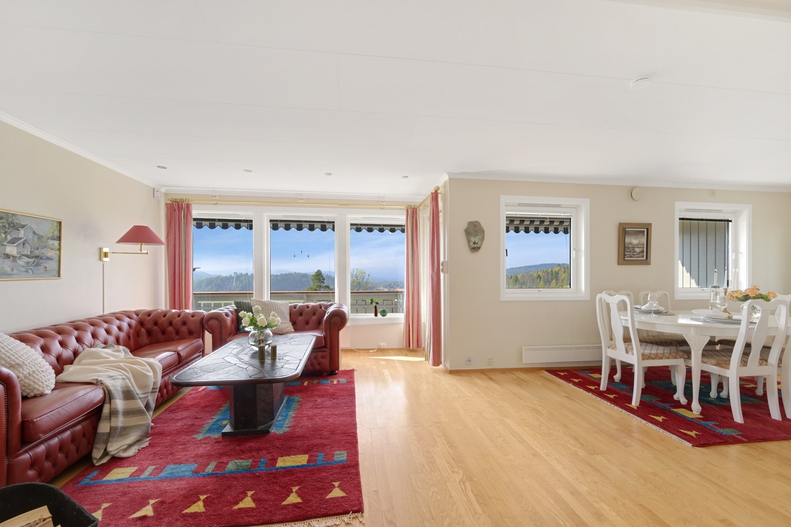 Rommet er utformet på en måte som gjør at man enkelt kan innrede til en romslig spisestue, samt eget tv-hjørne hvor de mer avslappede kveldene kan tilbringes. Selger har benyttet tv/internett fra Viken fiber/altibox Galleribilde