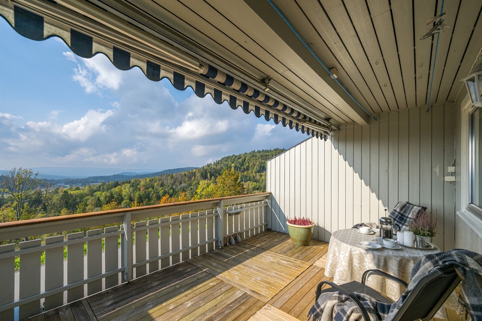 Boligens plassering gjør at man har sol fra morgen til kveld. Her kan et godt glass nytes i rolige omgivelser Galleribilde