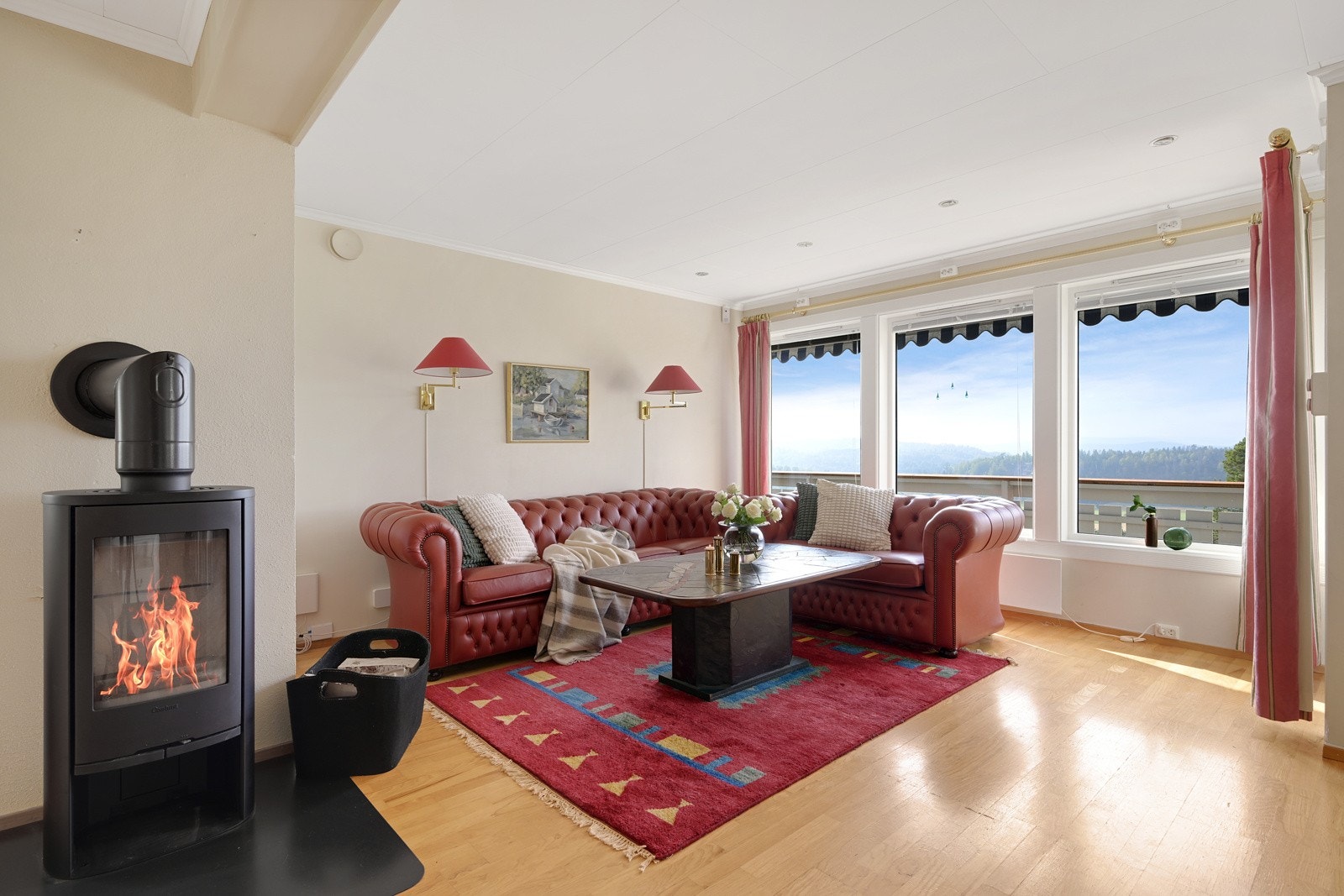 Tar man turen opp i boligens hovedetasje, finner man boligens luftige samlingspunkt med god plass til flere sittegrupper. Her kan man slappe av i en romslig sofa, imens man beundrer den flotte utsikten Galleribilde