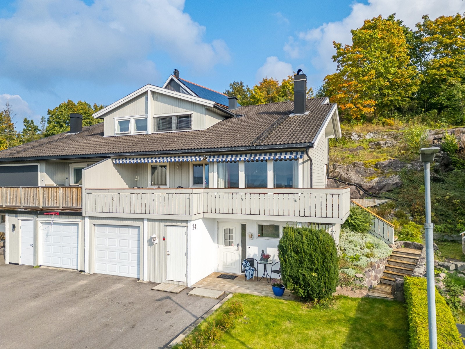 Bilen holdes beskyttet mot vær og vind i en innbygd garasje. Den romslige gårdsplassen ble asfaltert i 2023 Galleribilde