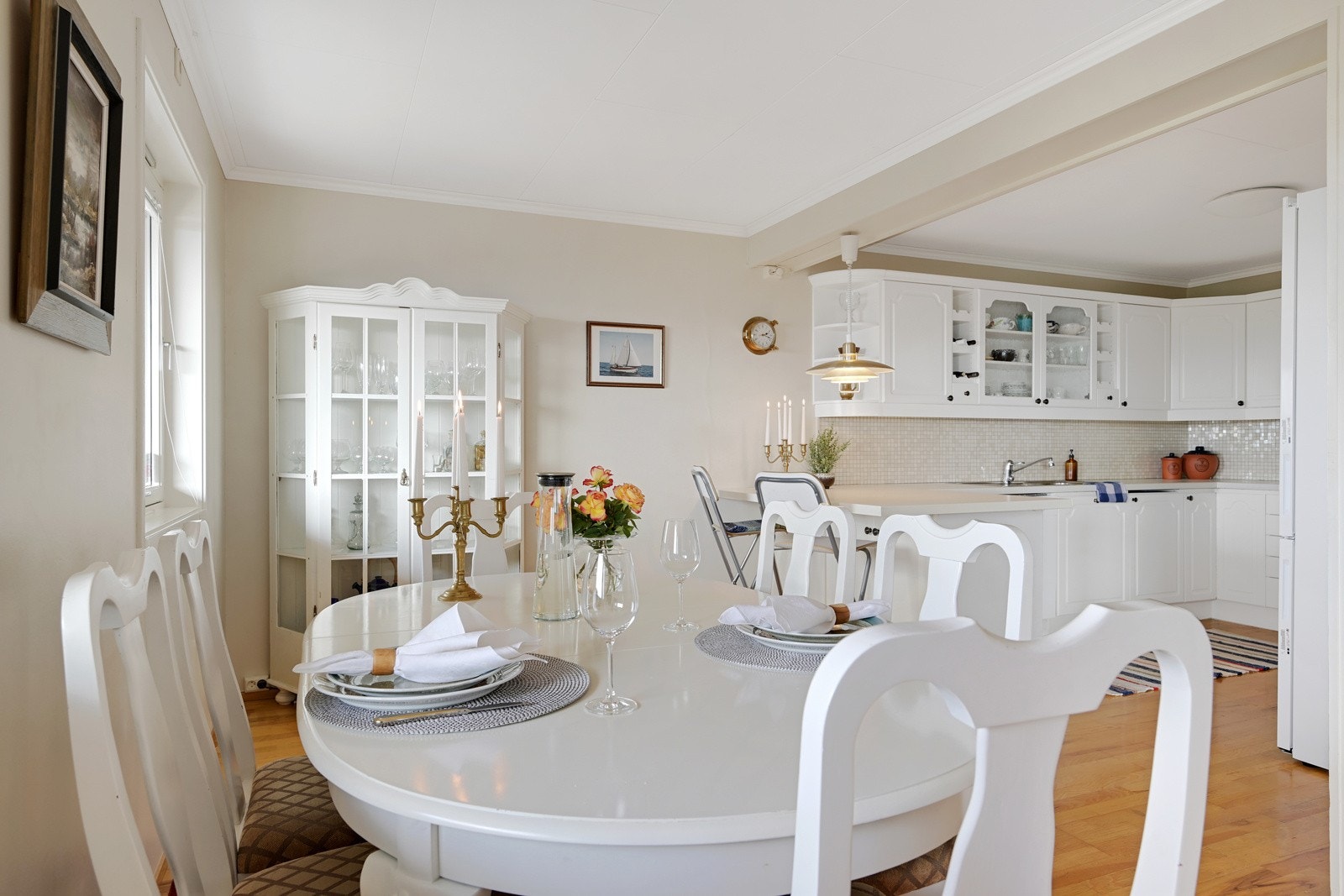 Boligens kjøkken er fra byggeår og har profilerte fronter i malt utførelse. Her har man plass til oppbevaring av redskaper og matvarer, samt god benkeplass Galleribilde