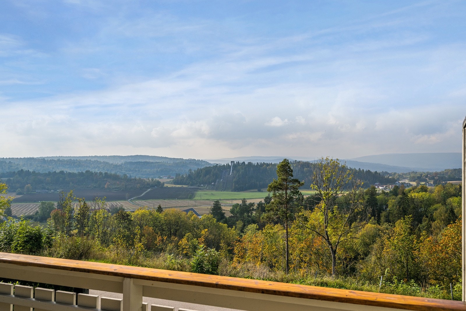 En flott beliggende halvpart av tomannsbolig med storslått utsikt over Gullghaugs flotte natur! Galleribilde