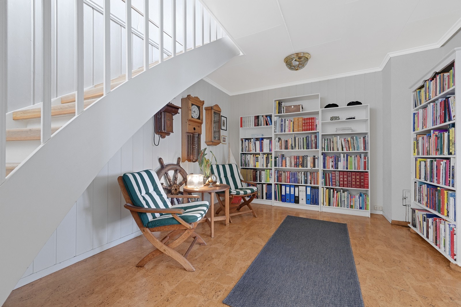 Hyggelig lesehjørne i underetasjen. Her har man nok av plass å benytte til oppbevaring av f. eks bøker Galleribilde