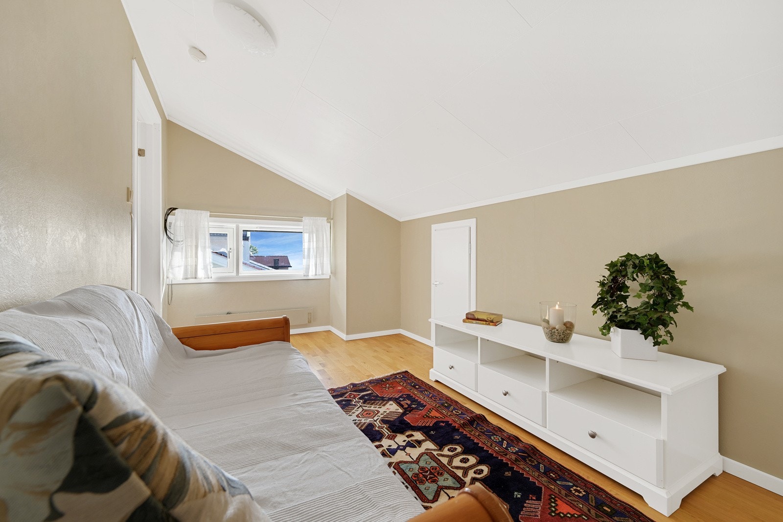 Boligen tilbyr 3 flotte soverom som alle har godt med plass. Avbildet er soverom nr. 1 Galleribilde