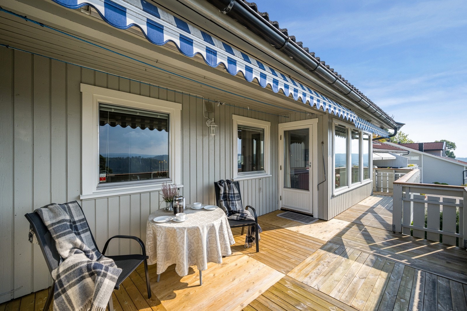 Her er det god plass til utemøbler og skulle det bli regnvær, kan en markise holde deg tørr, slik at den friske luften fortsatt kan nytes Galleribilde