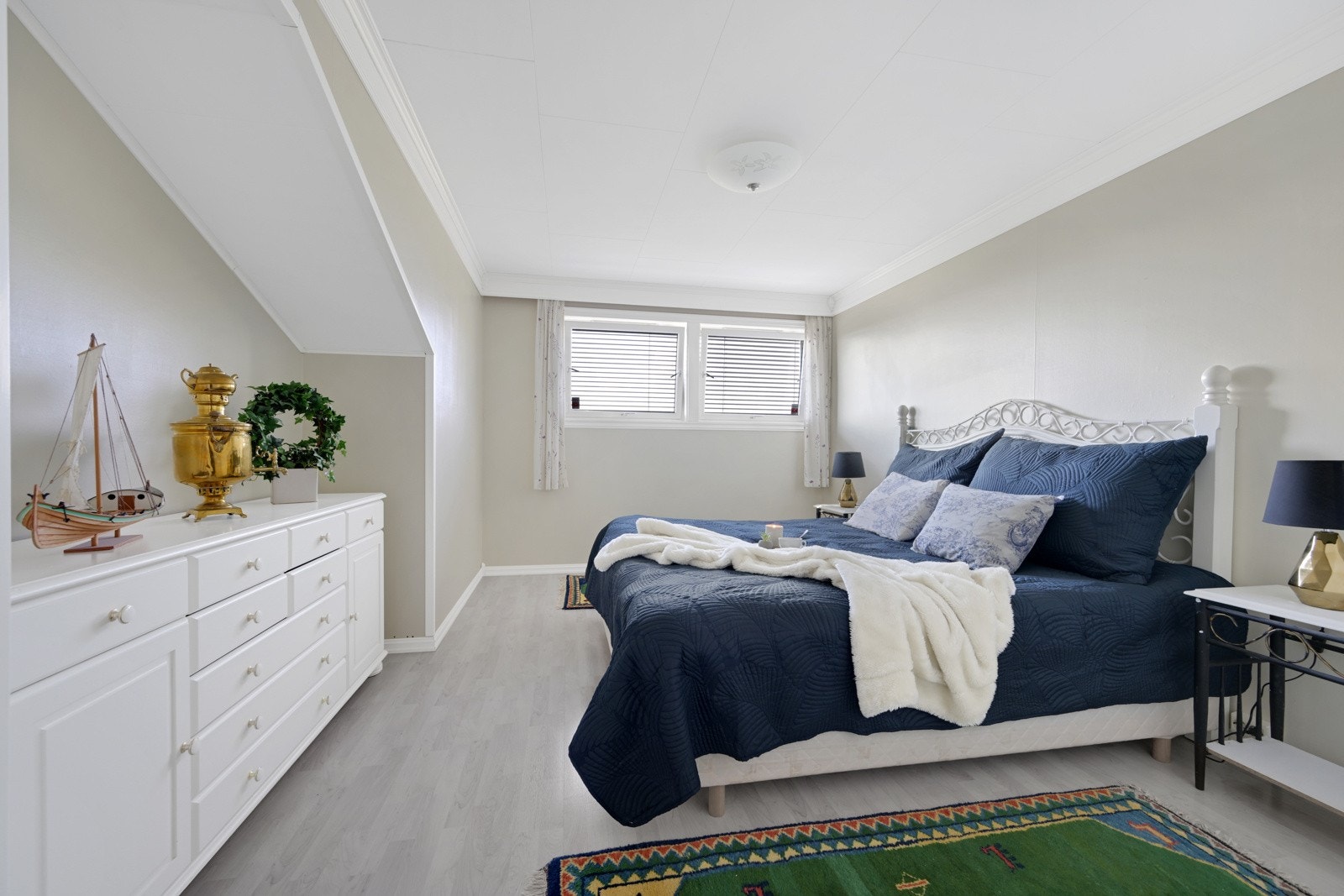 Soverom nr. 2. Her har man meget god plass til garderobeløsninger og en dobbeltseng. Nattbord eller skrivebord kan man også enkelt få plass til her Galleribilde