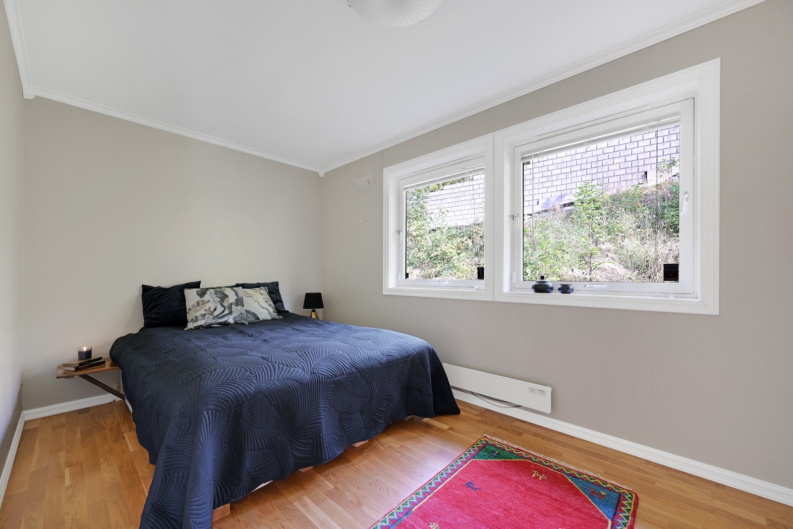 Soverom nr. 3. Her har man godt med lysinnslipp fra vinduene, noe som gjør det til et rom det er trivelig å oppholde seg i Galleribilde