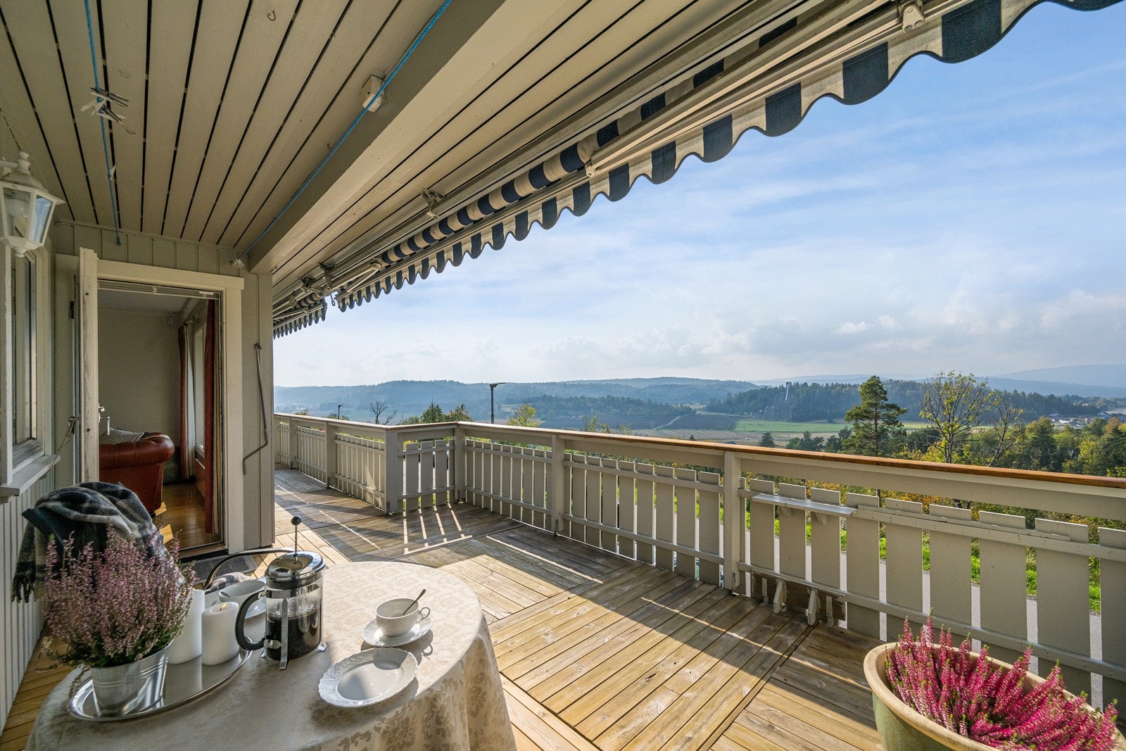 Solrik balkong på hele 35 kvm! her kan finværet nytes med rom for å invitere gjester til grilling i flotte omgivelser Galleribilde