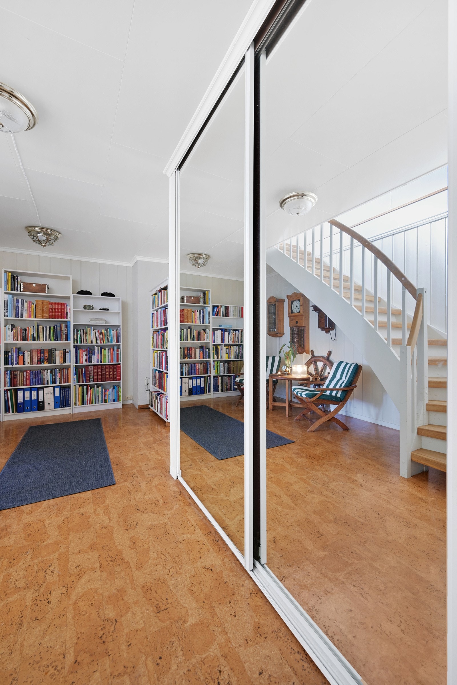 Romslig skyvedørsgarderobe i hallen gjør at hele familiens yttertøy kan holdes ute av syne Galleribilde