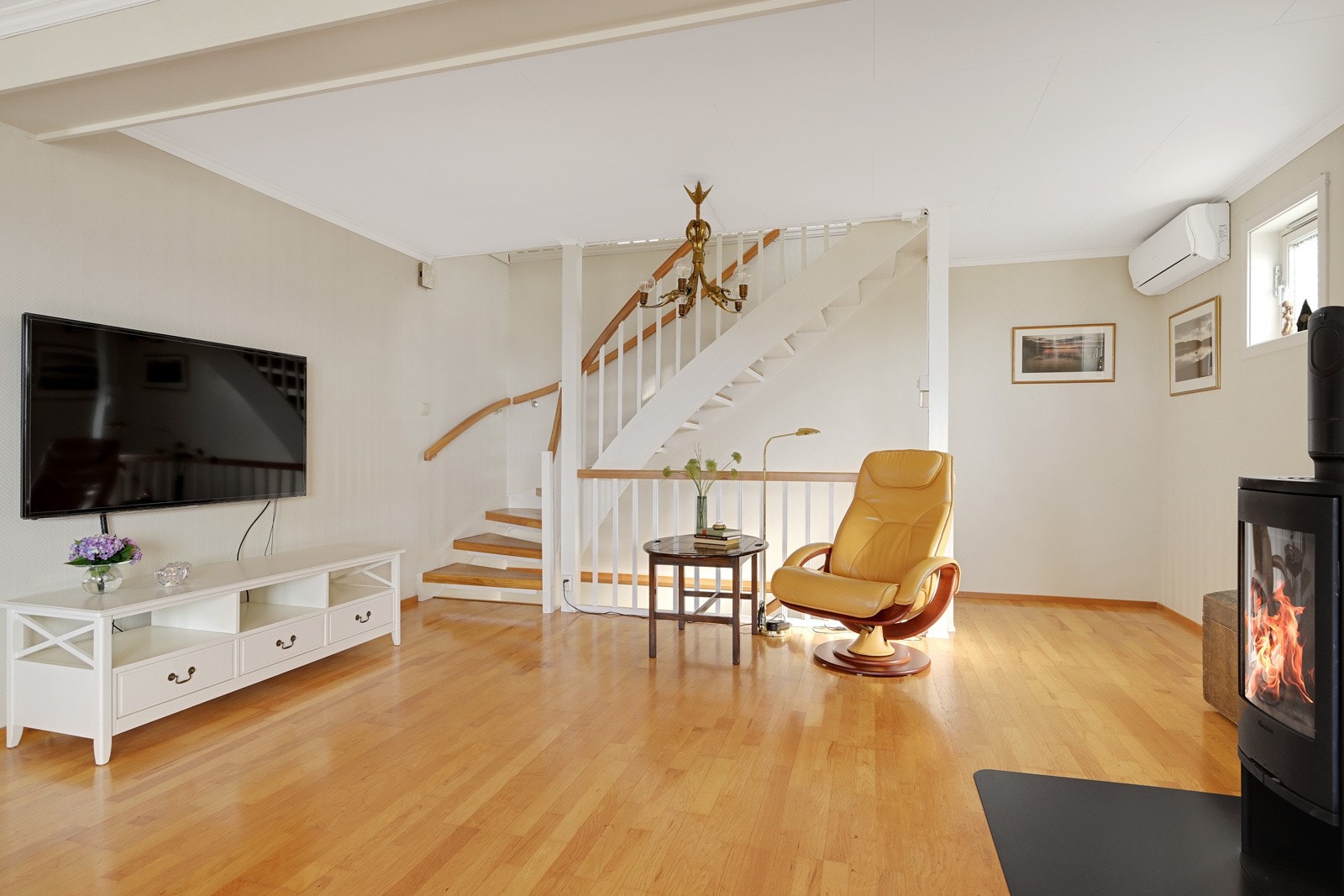 Parkettgulv og malte vegger og tak. Her har man muligheter for å innrede og endre etter eget ønske Galleribilde