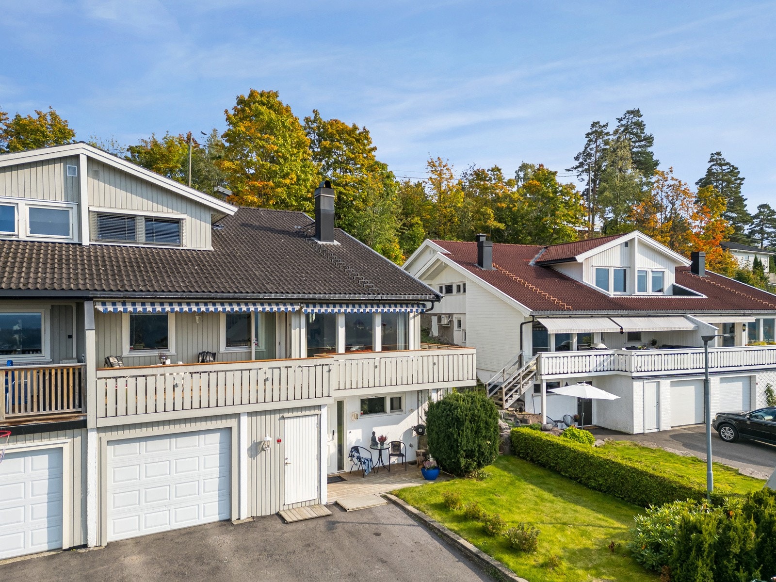 Vidars vei 34 ligger godt plassert i et barnevennlig område med kort vei til skole og barnehage. Her er det gode bussforbindelser og kort vei til E-18 Galleribilde