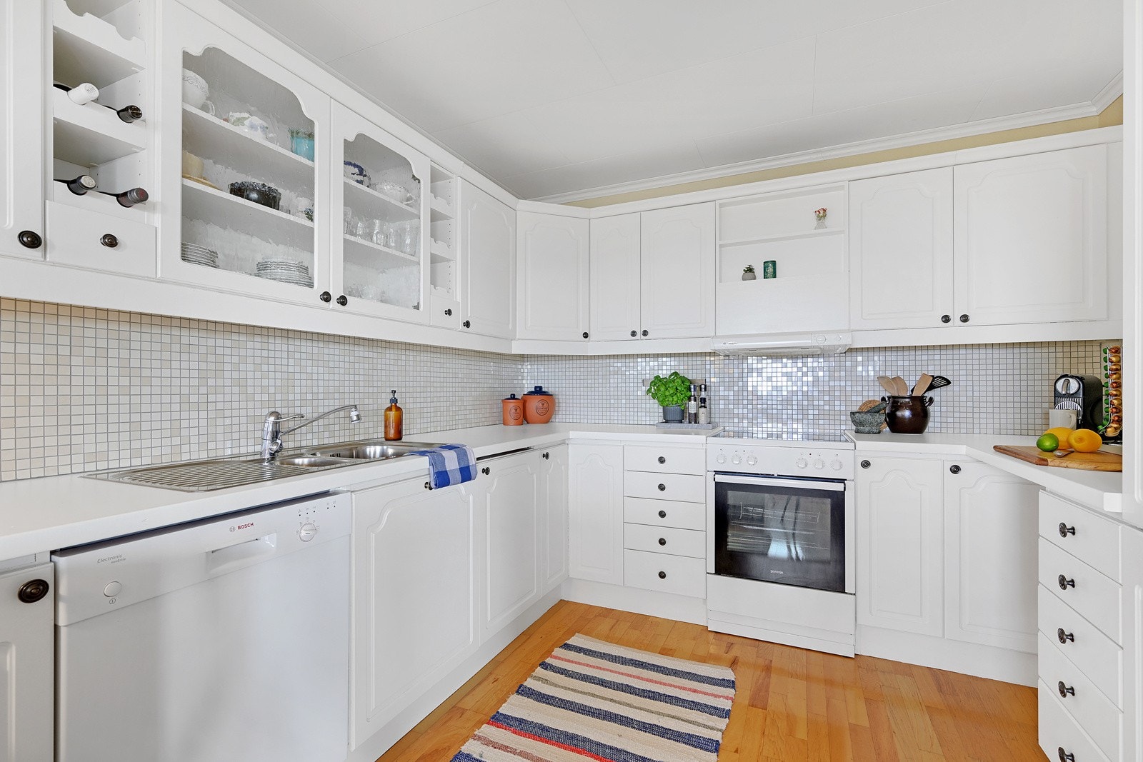 parkett på gulvet som fortsetter rundt i det meste av boligen. Komfyr og kjøleskap medfølger salget, forøvrig ingen andre hvitevarer. Galleribilde