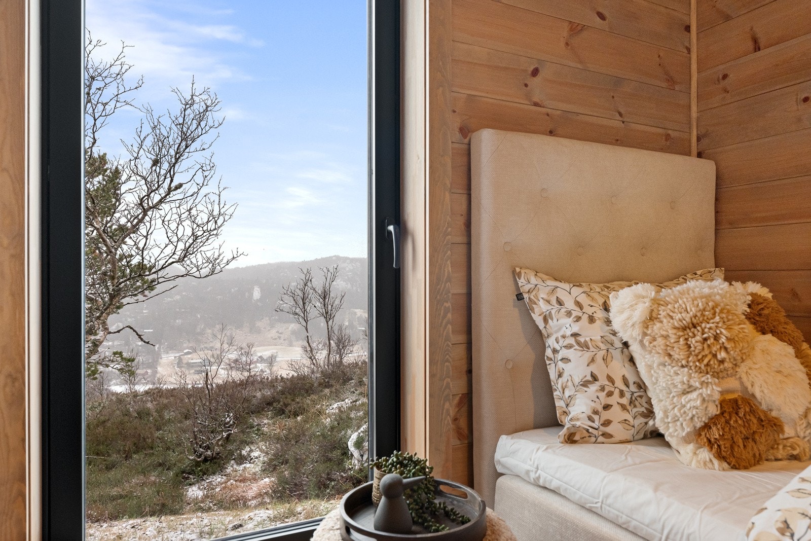 Soverom 2 med fri utsikt mot friområde. Galleribilde