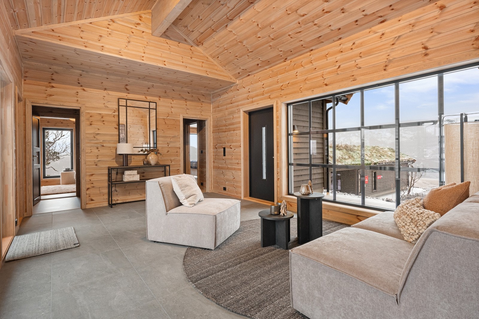 Gjennomgående lys med store vindusflater ved begge dører. 60x60 fliser med varme i gulv. Galleribilde