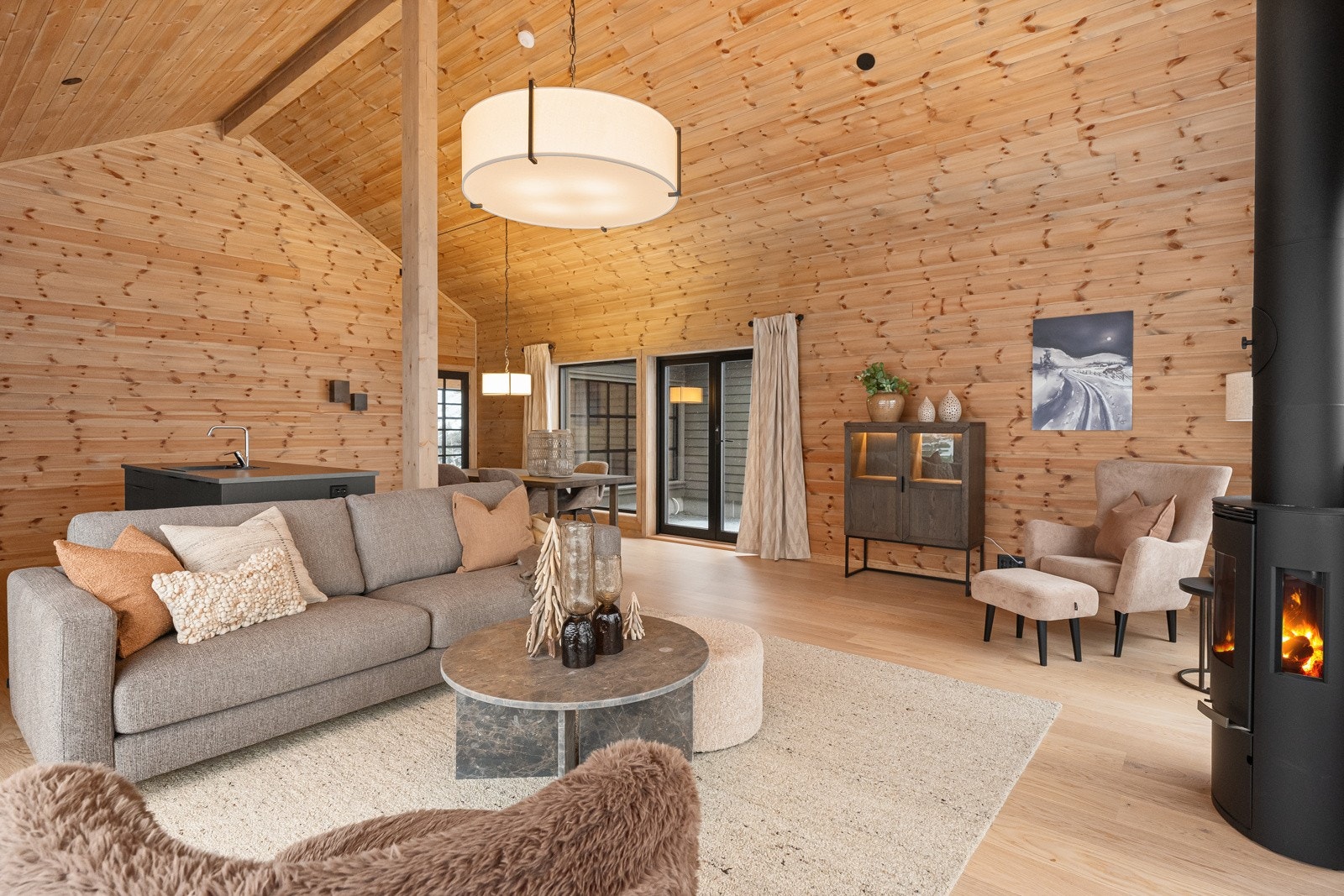 Romslig stue/kjøkken som kan deles inn i flere soner og har god plass til både spisebord, sofagruppe og lesekrok. Utgang til uteområdet vendt mot sør/vest. Galleribilde