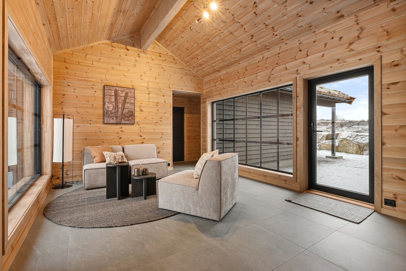 Enkel hverdagslogistikk når alle skal kle seg med romslig inngangsparti som kan kombineres med en ekstra stue ved behov. Utgang til vestvendt lunt uteområde. Galleribilde