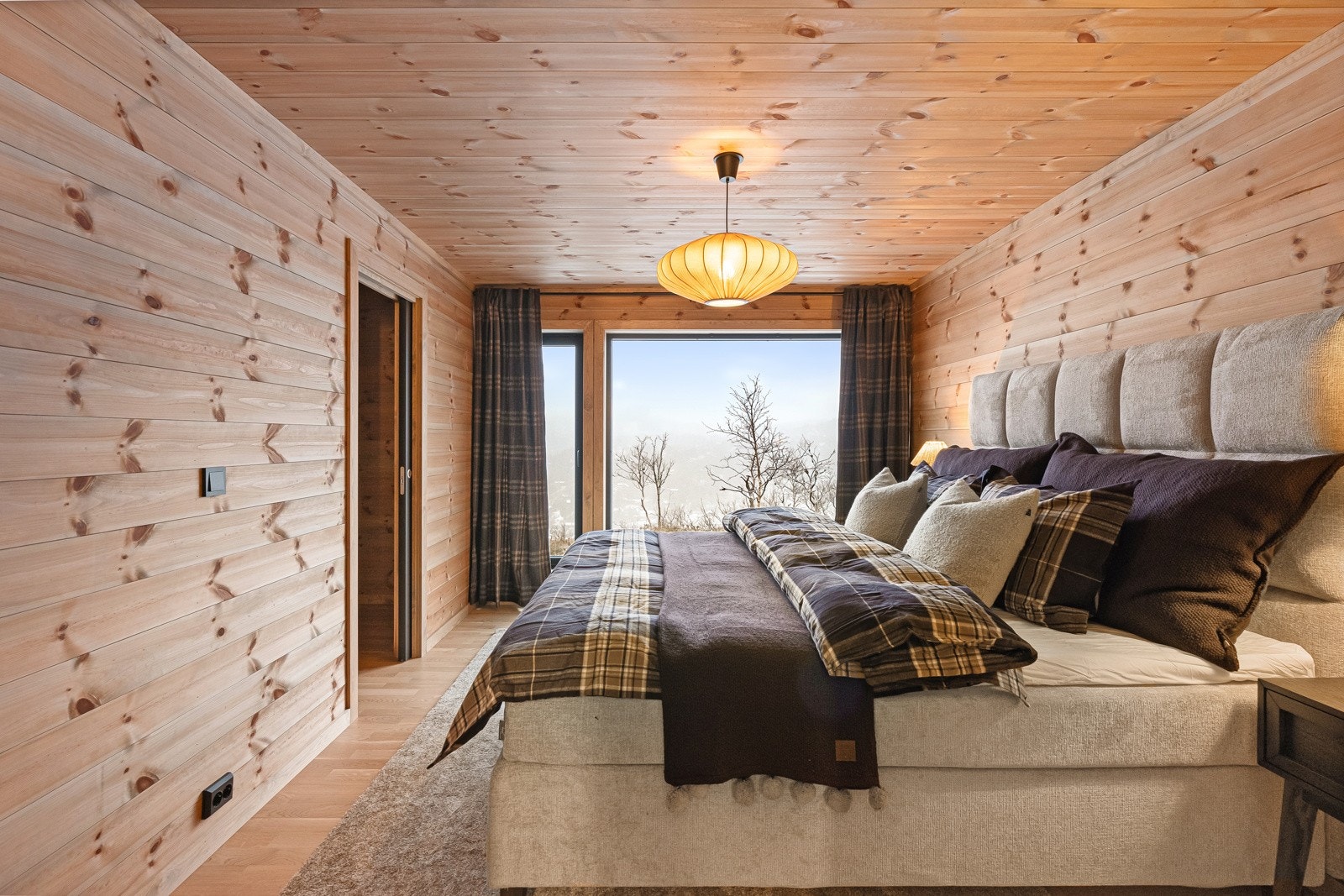 Hovedsoverom med privat bad og egen walk-in garderobeløsning. Galleribilde