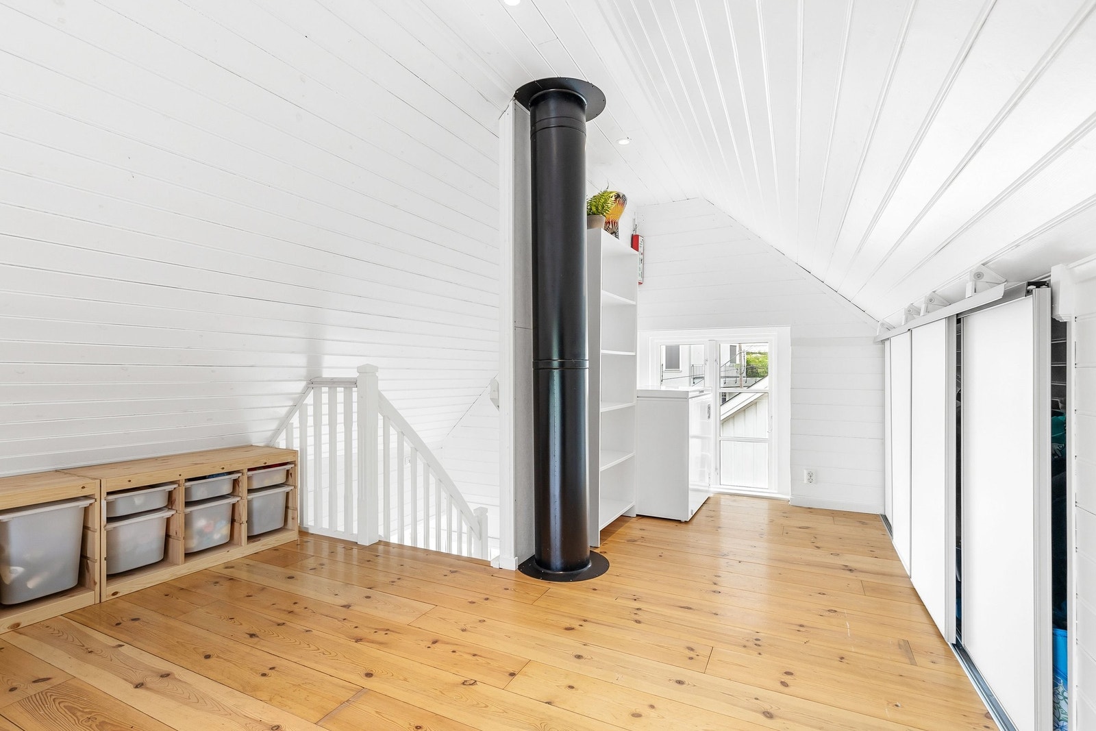 Innredet loft på 16kvm med lagring bak skyvedør samt et kryploft Galleribilde