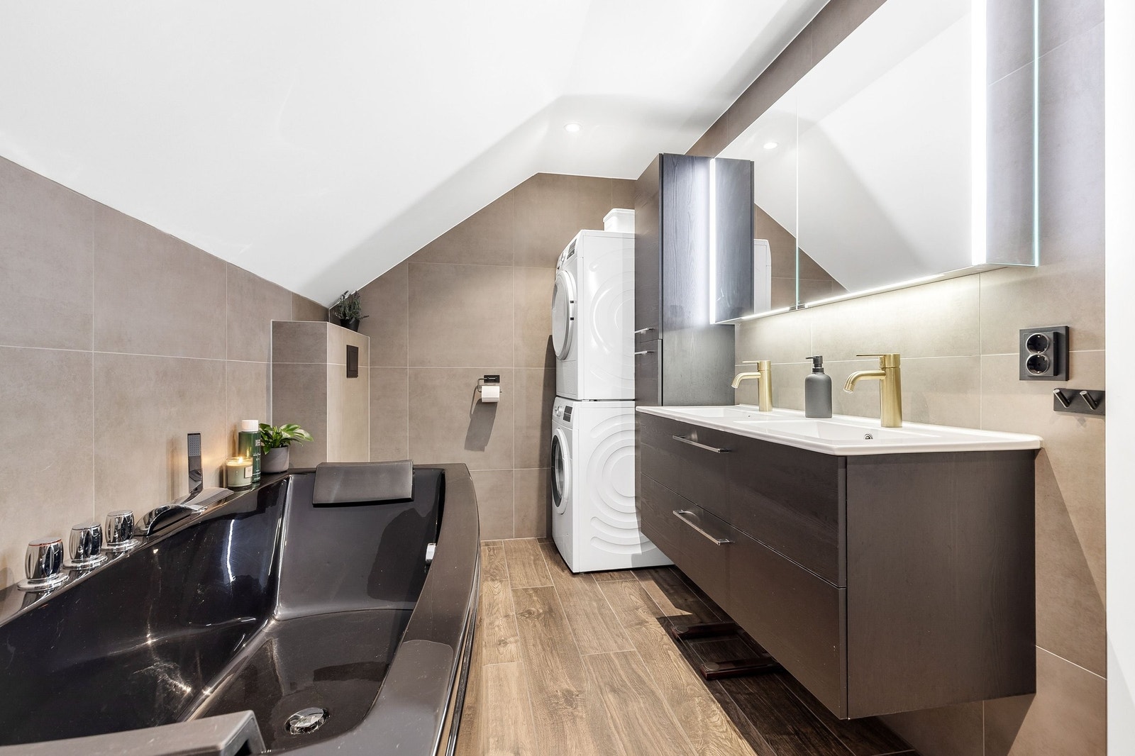 Dusj og badekar på dette badet Galleribilde