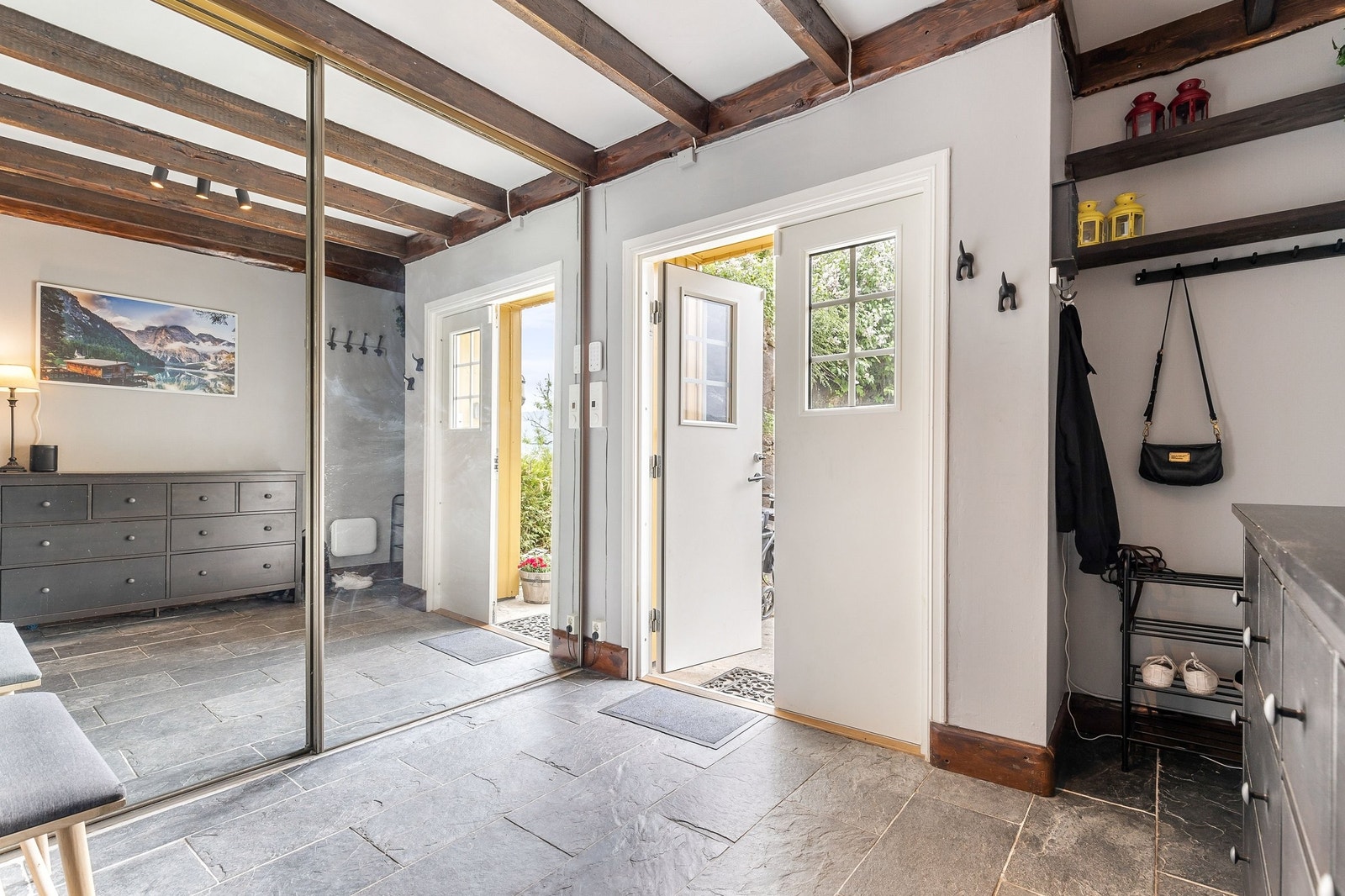 Inngang i 1.etasje med romslig gang Galleribilde