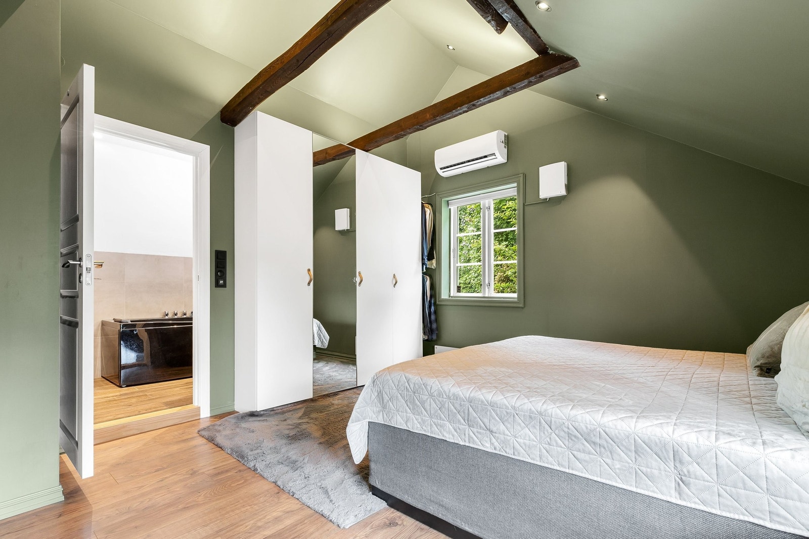 Romslig hovedsoverom med eget bad Galleribilde