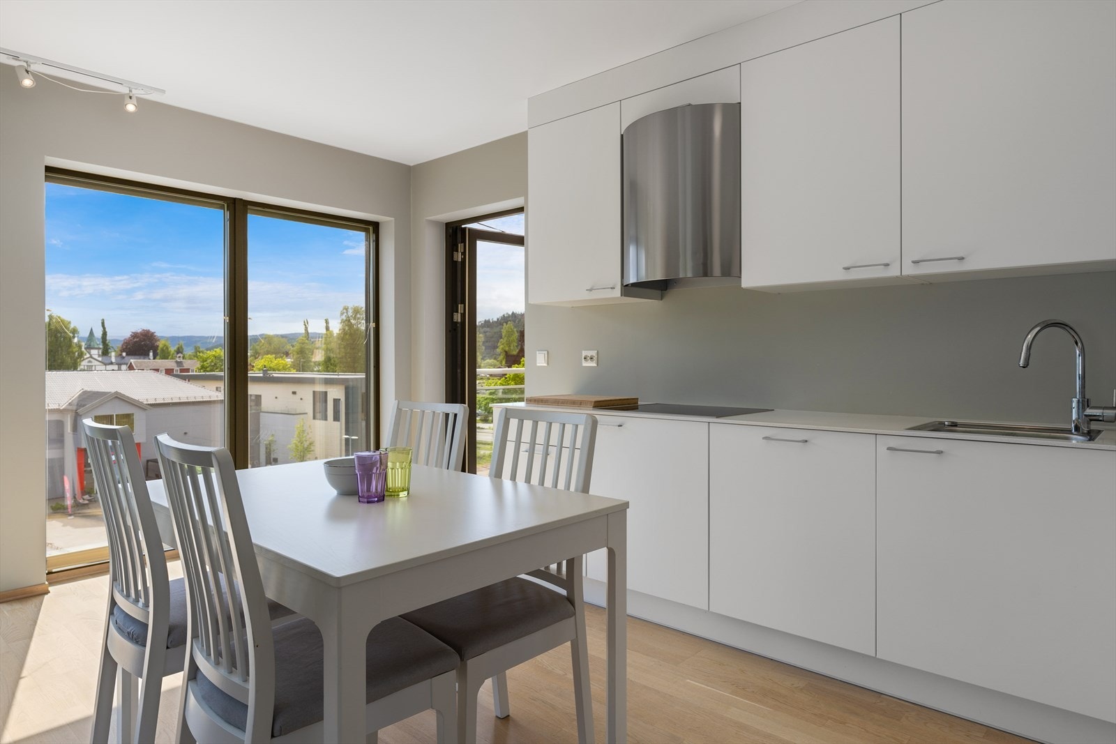 Fra kjøkkenet er det utgang til en veranda på 11 kvm Galleribilde