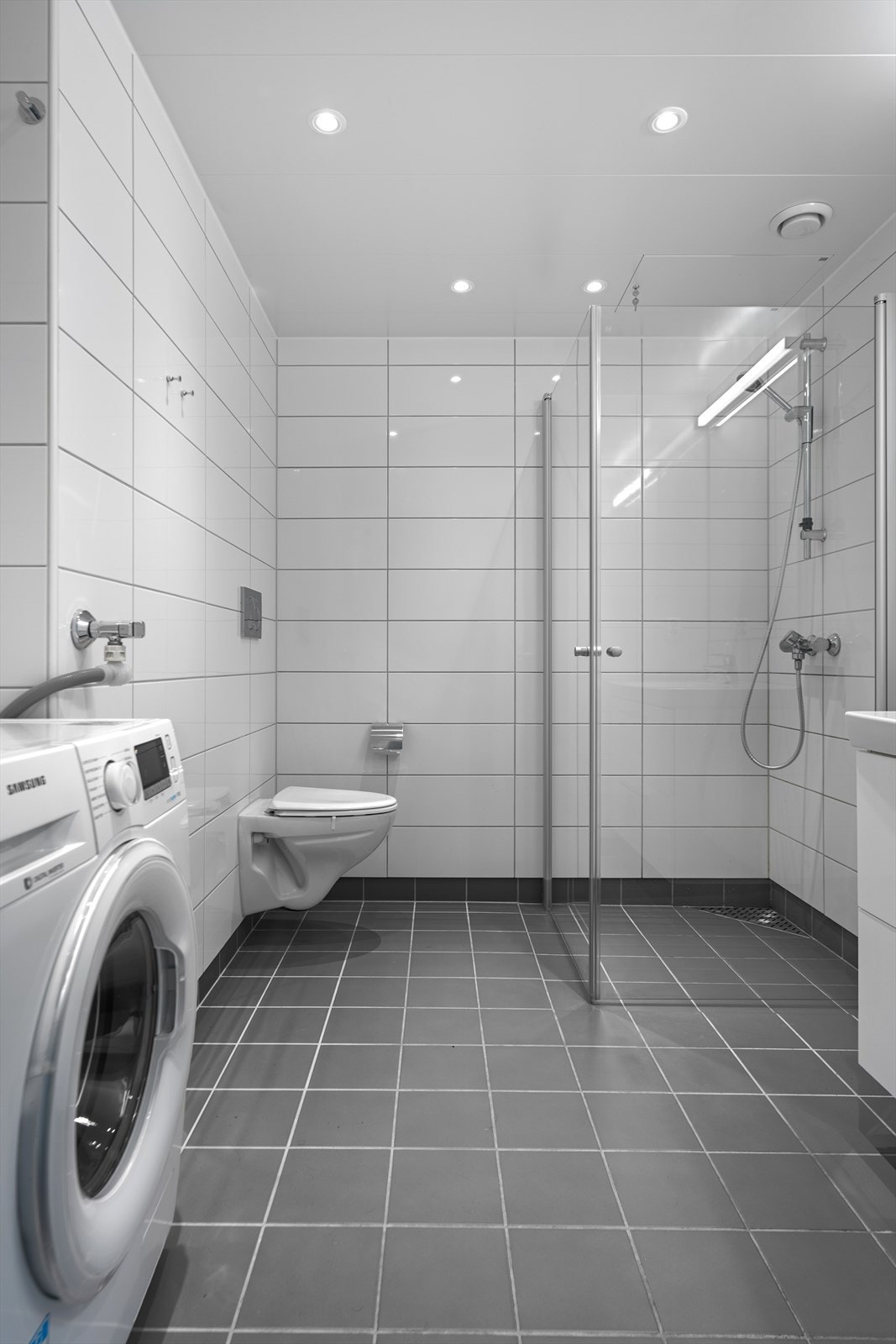 Det er opplegg for vaskemaskin på badet og spotter i taket Galleribilde