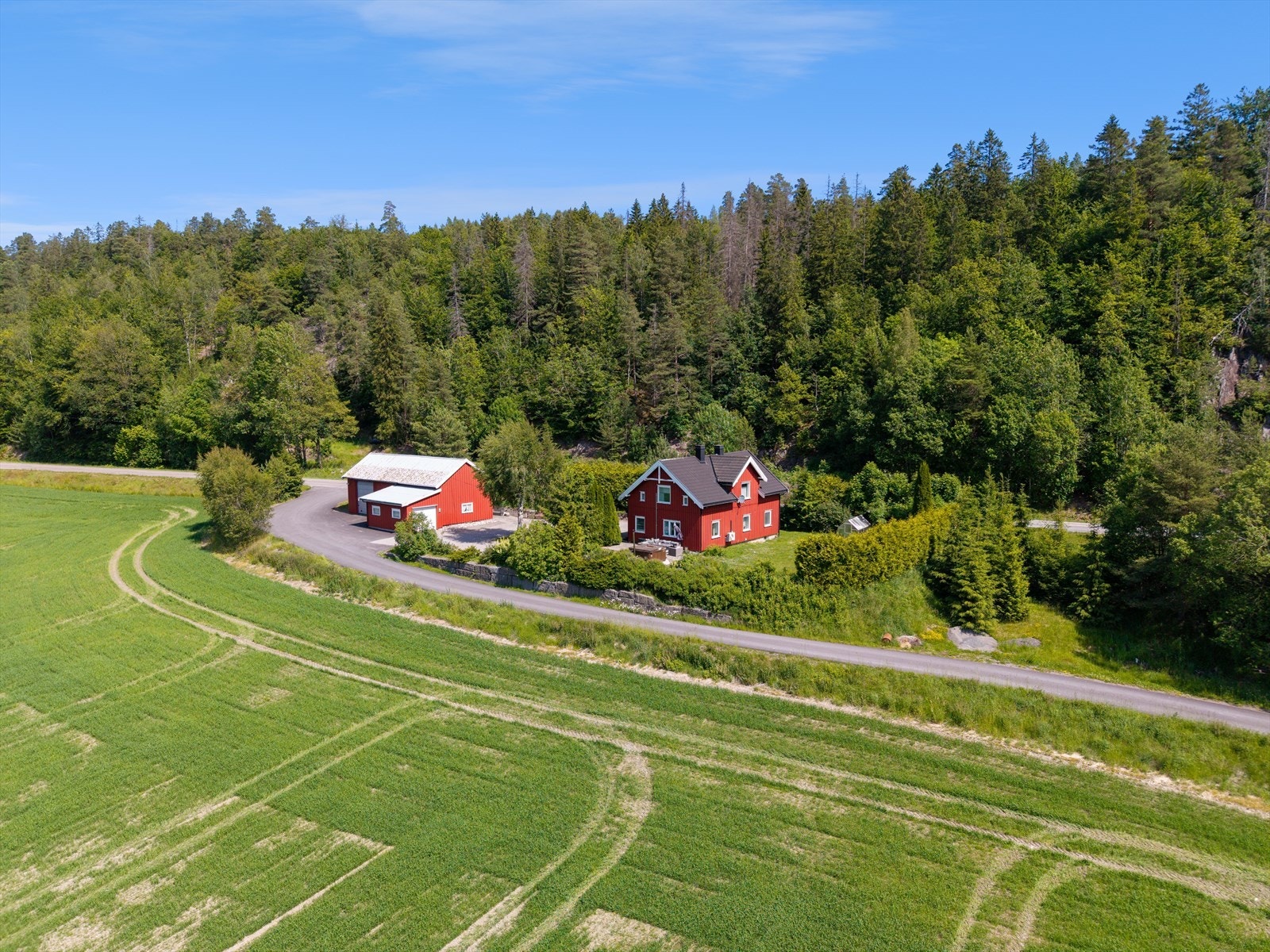 Her bor du med flott utsyn over skog og mark, med nærhet til Andebu sentrum som tilbyr blant annet dagligvarebutikker, café, frisør, bensinstasjon, treningssenter og andre servicetilbud. Galleribilde