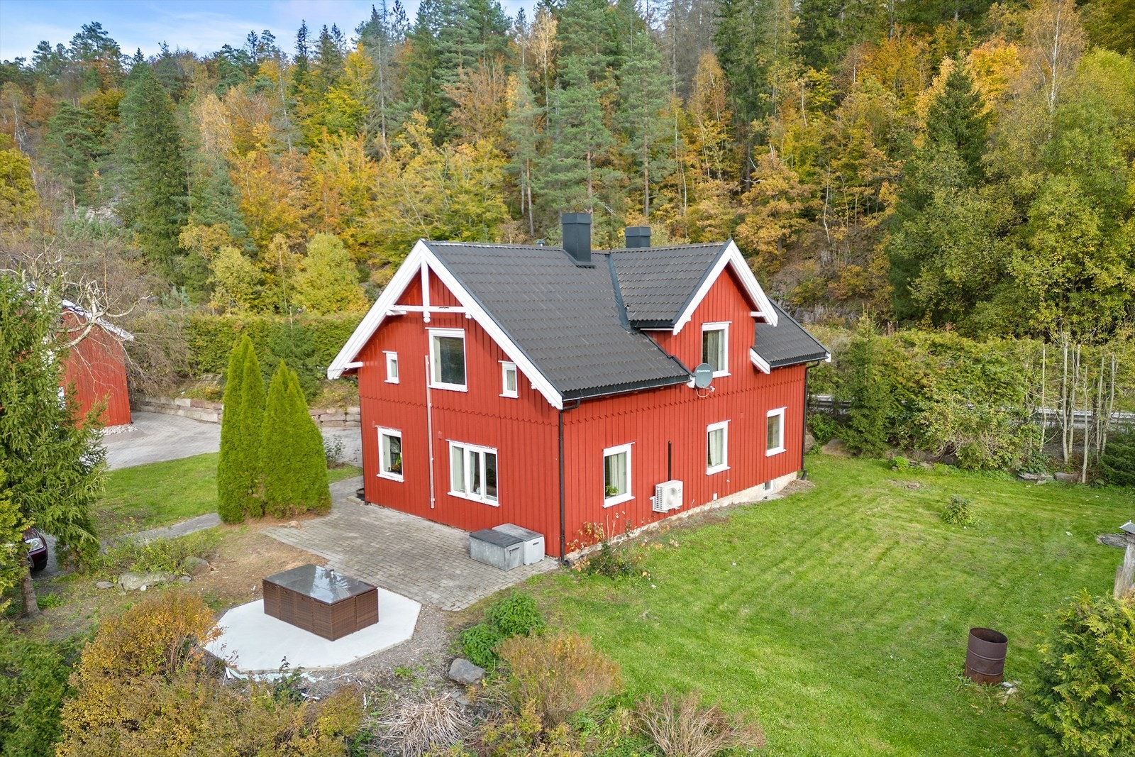 En sjarmerende bolig med pent hageområde og hyggelig platting for fine dager ute. Galleribilde