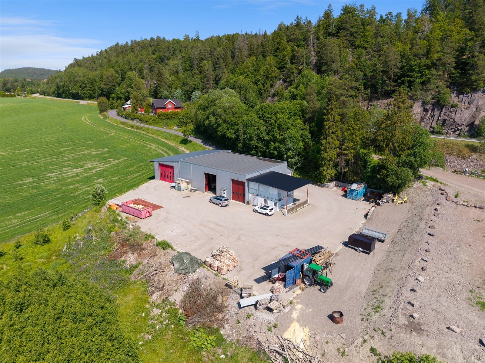 Bolighuset og lagerbygget ligger adskilt fra hverandre. Galleribilde