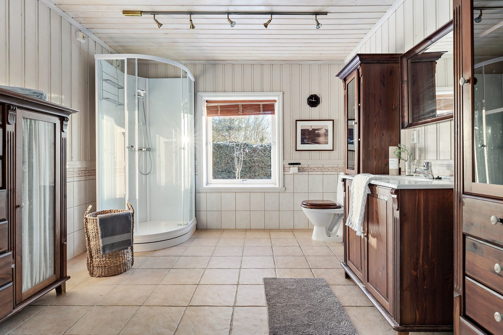 Baderommet er romslig, har stor servant, dusjkabinett og gulvmontert toalett. Galleribilde