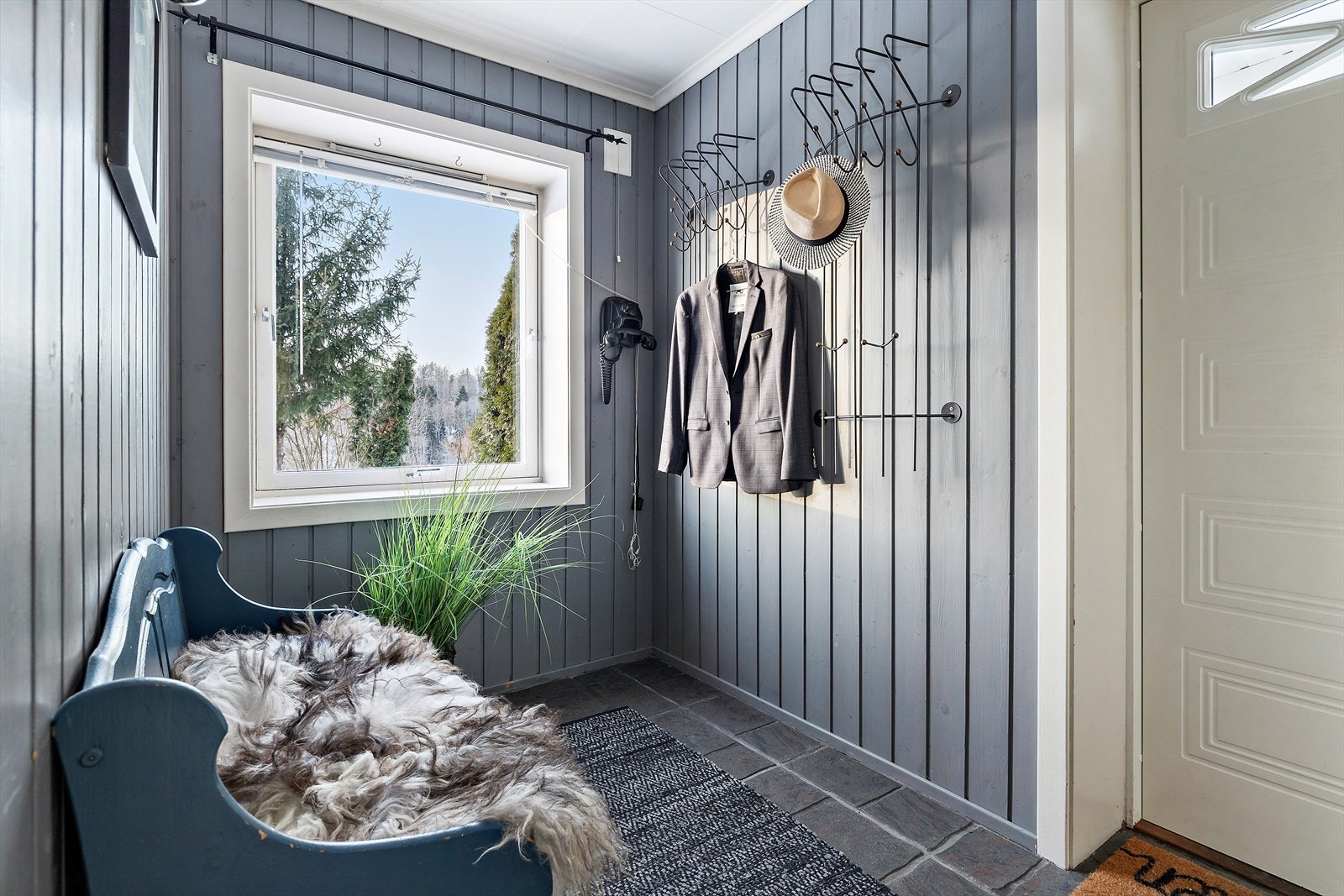 Velkommen inn! God plass til å sette fra seg sko og henge fra seg jakkene her. Galleribilde