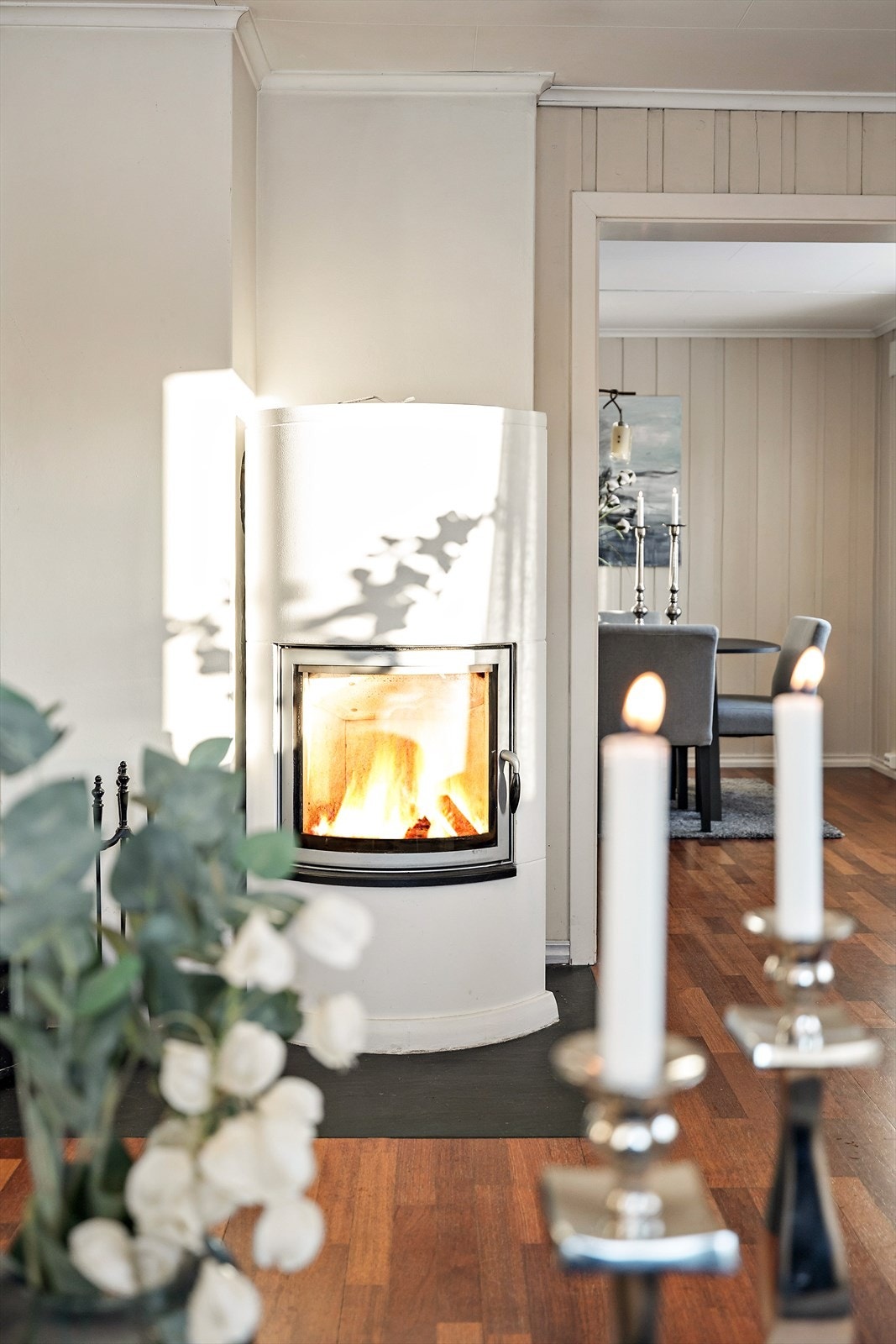 Koselig vedovn som varmer på sene vinterkvelder. Galleribilde