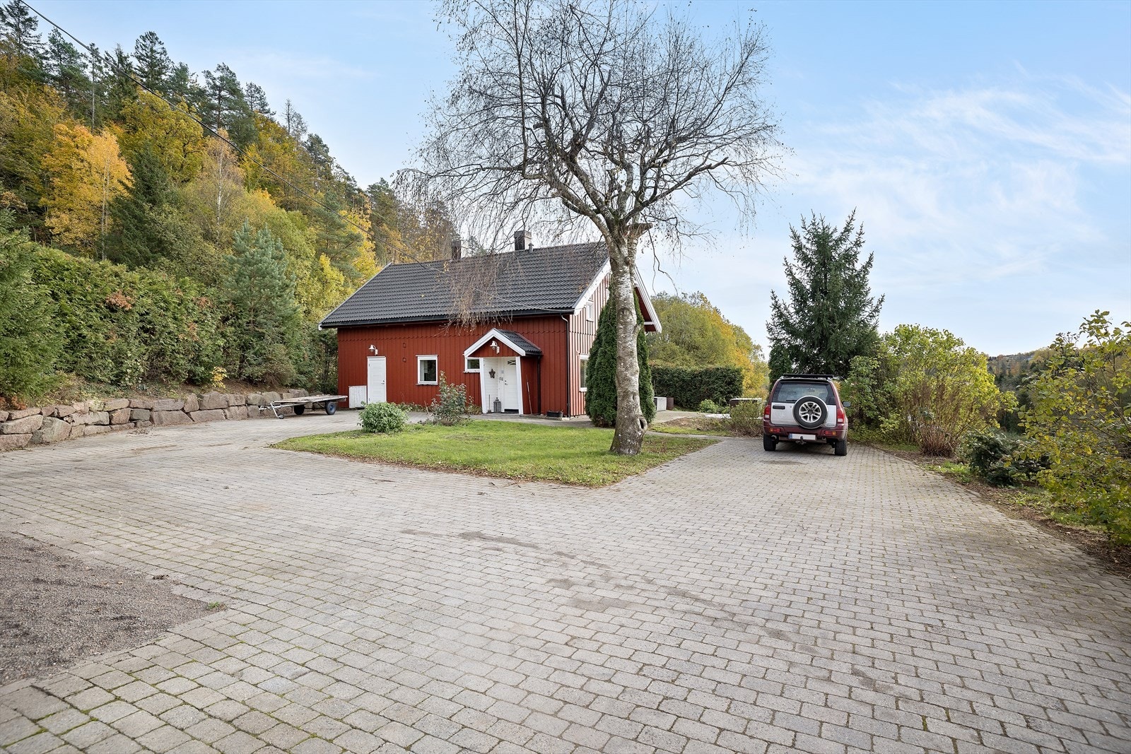 Det er godt med parkeringsplass på eiendommen - praktisk for både beboere og gjester Galleribilde