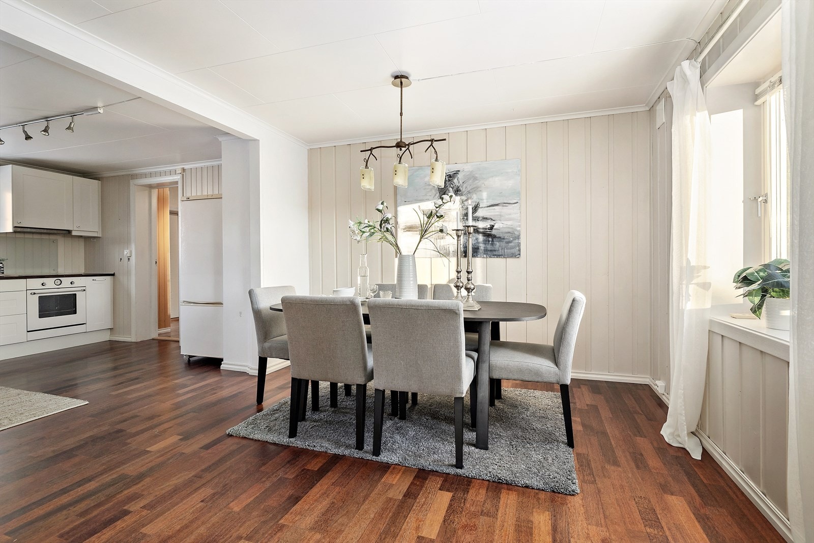 Her er det god plass til et romslig spisebord som hele familien kan samles rundt Galleribilde