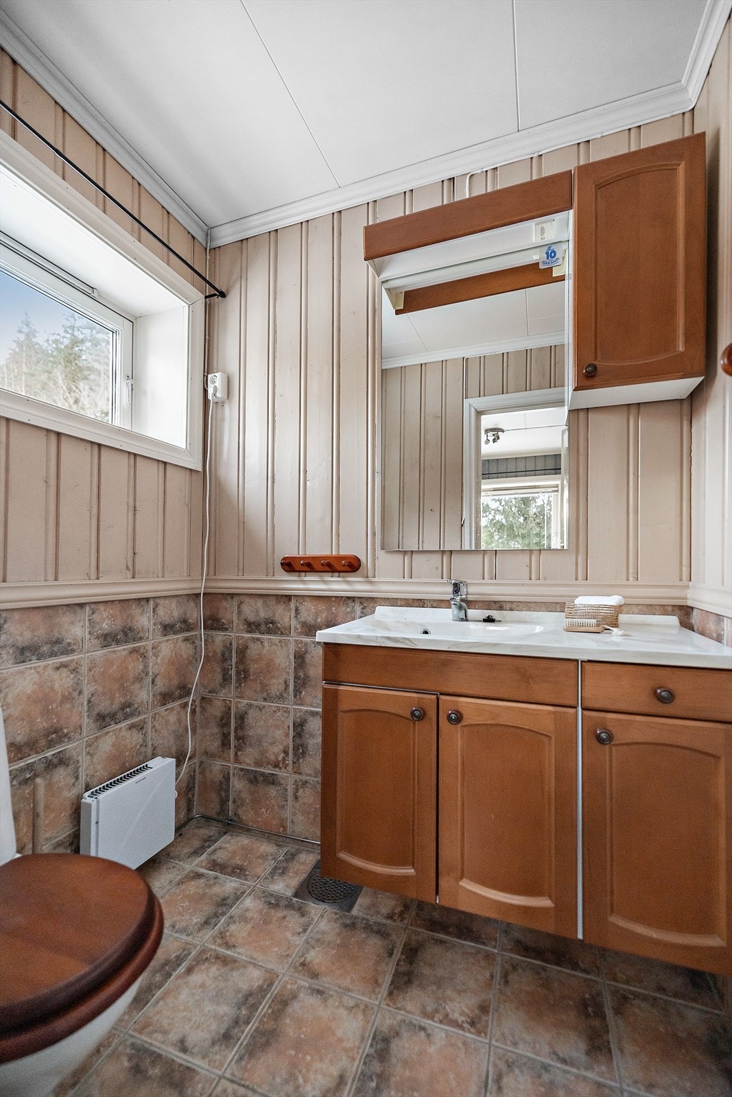 Toalettrom, praktisk med eget toalettrom. Her har du servant og gulvmontert toalett. Galleribilde