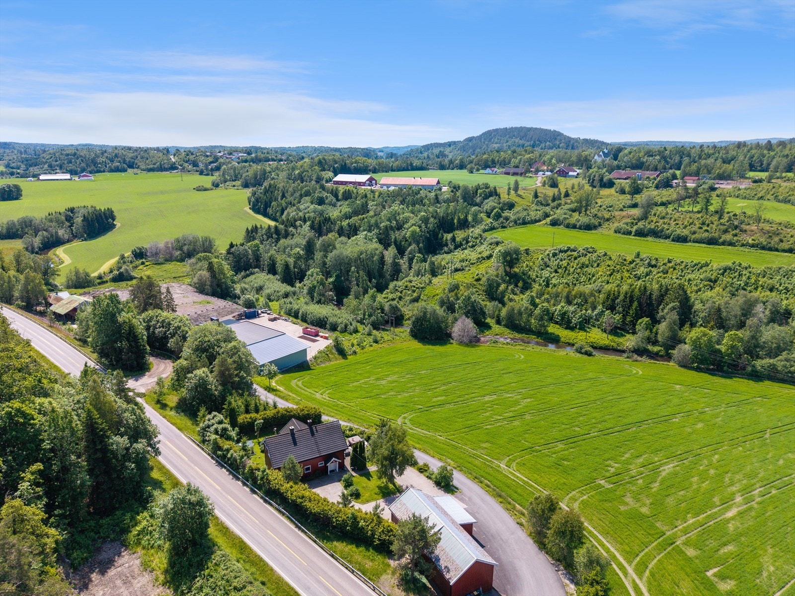Eiendommen passer perfekt for deg som ønsker å bo landlig, men samtidig ha god tilgjengelighet til både skole, butikk og kommunikasjoner. Galleribilde