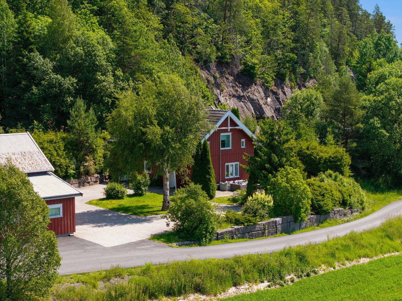 Huset ligger omgitt av naturskjønne omgivelser som gir en fredelig og idyllisk atmosfære Galleribilde