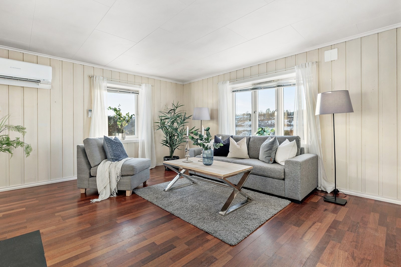 Stuen byr på fleksible møbleringsmuligheter og god plass til sofagruppe Galleribilde