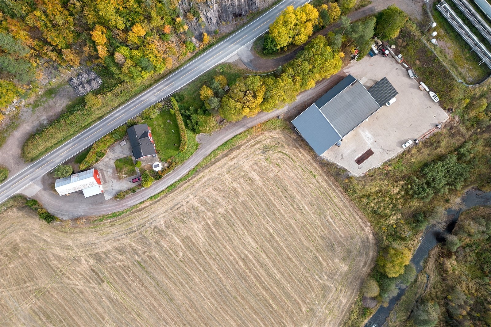 Med ca. 6 mål eiendom har man rikelig med boltreplass. Det er tre bygg med enebolig, eldre låve og større lagerbygg/verksted Galleribilde