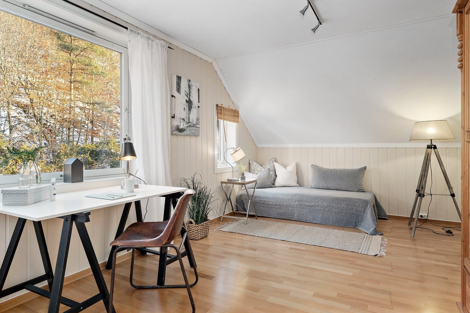 Boligen har totalt 3 soverom med god plass til både seng og møbler Galleribilde