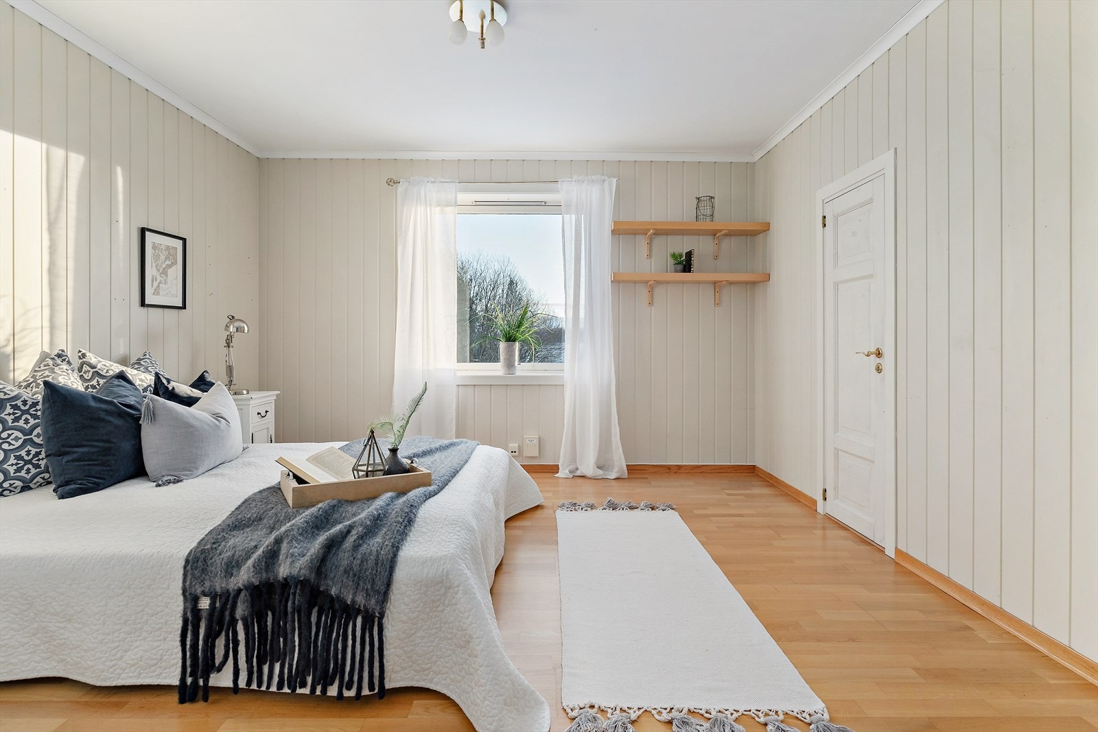 Her har du godt med plass til dobbeltseng, nattbord og garderobeskap. Galleribilde