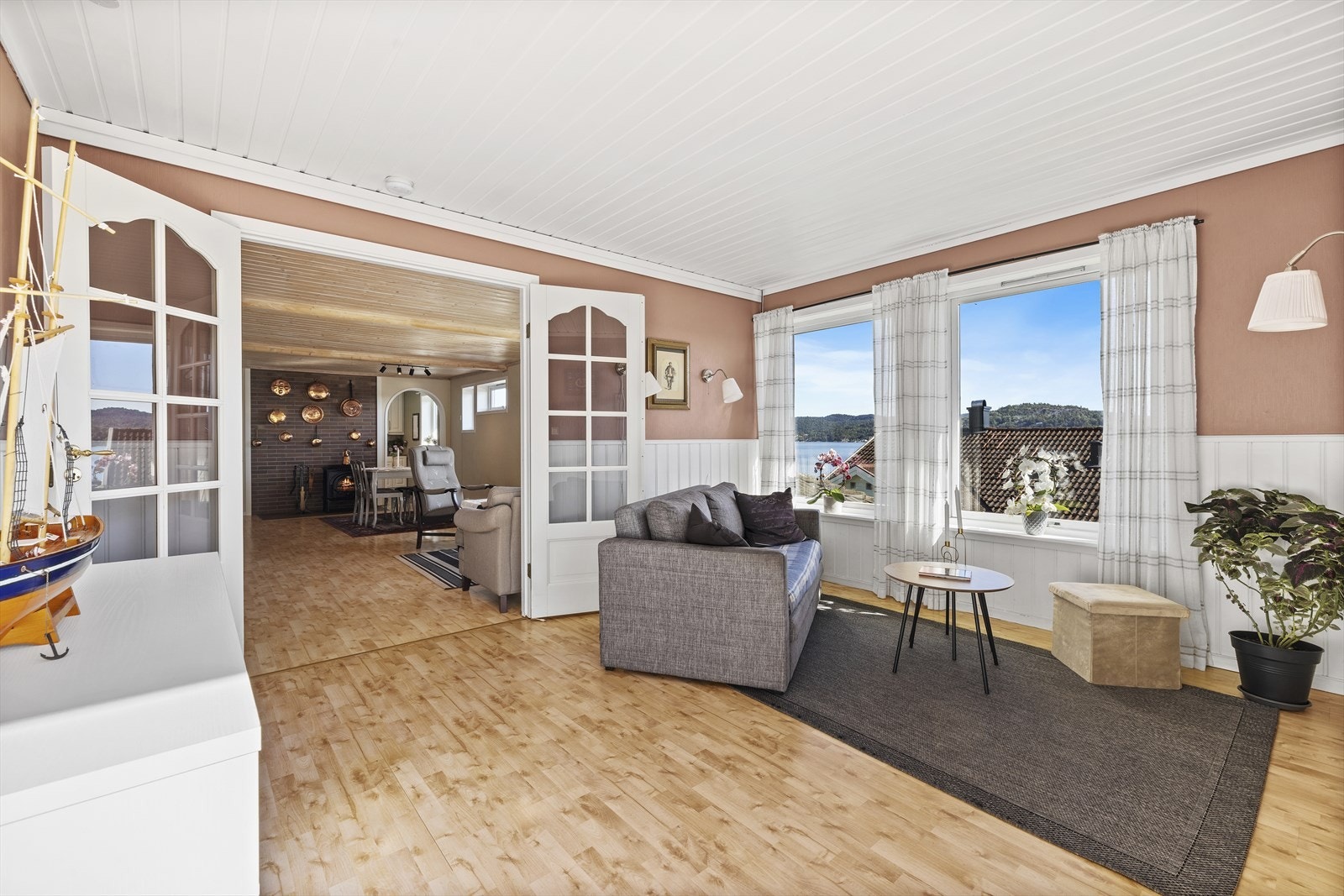 Det er to stuer i boligen, denne har utgang til terrassen Galleribilde