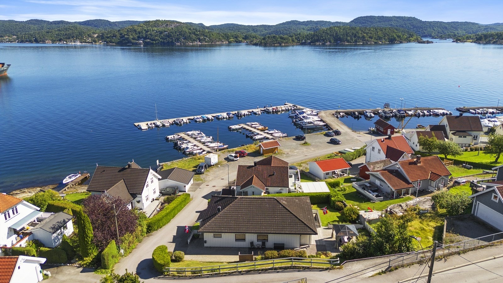 En meget sjønært og solrikt beliggende enebolig på Setre i Brevik Galleribilde