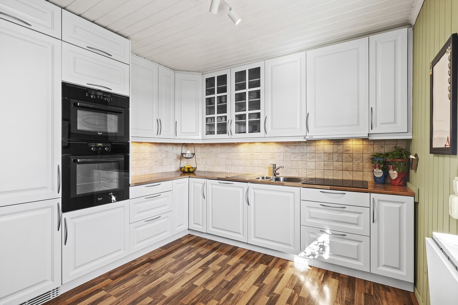 Kjøkkenet er pent, med integrerte hvitevarer og gode lagringsmuligheter Galleribilde