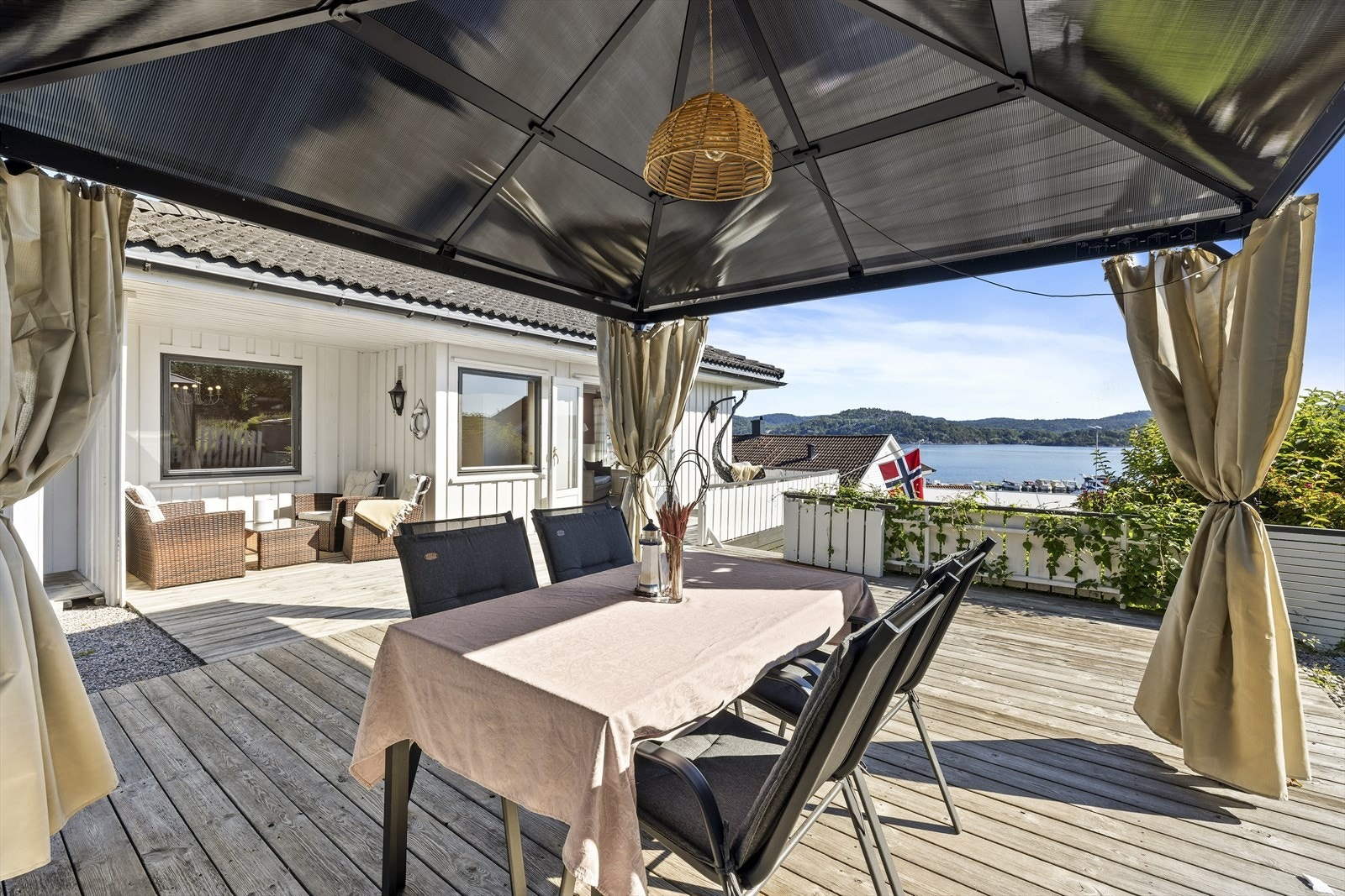 Ute på terrassen kan gode solforhold nytes store deler av dagen Galleribilde