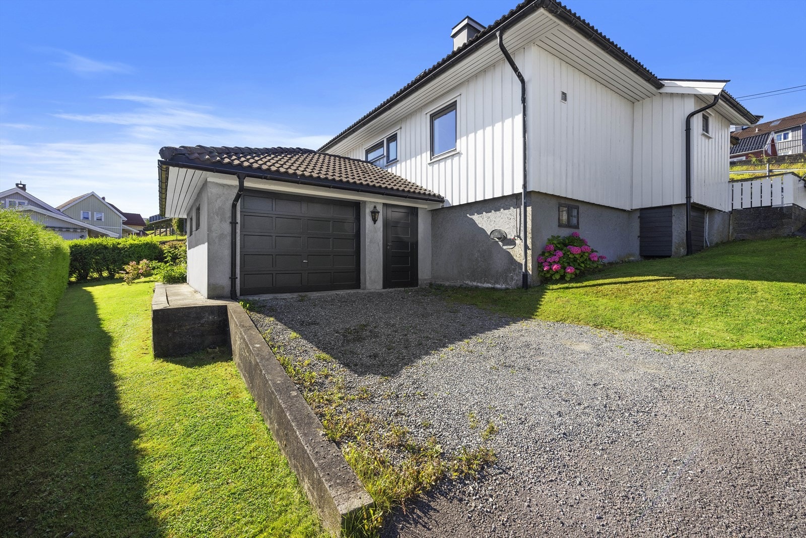 Garasje i tilknytning boligen Galleribilde