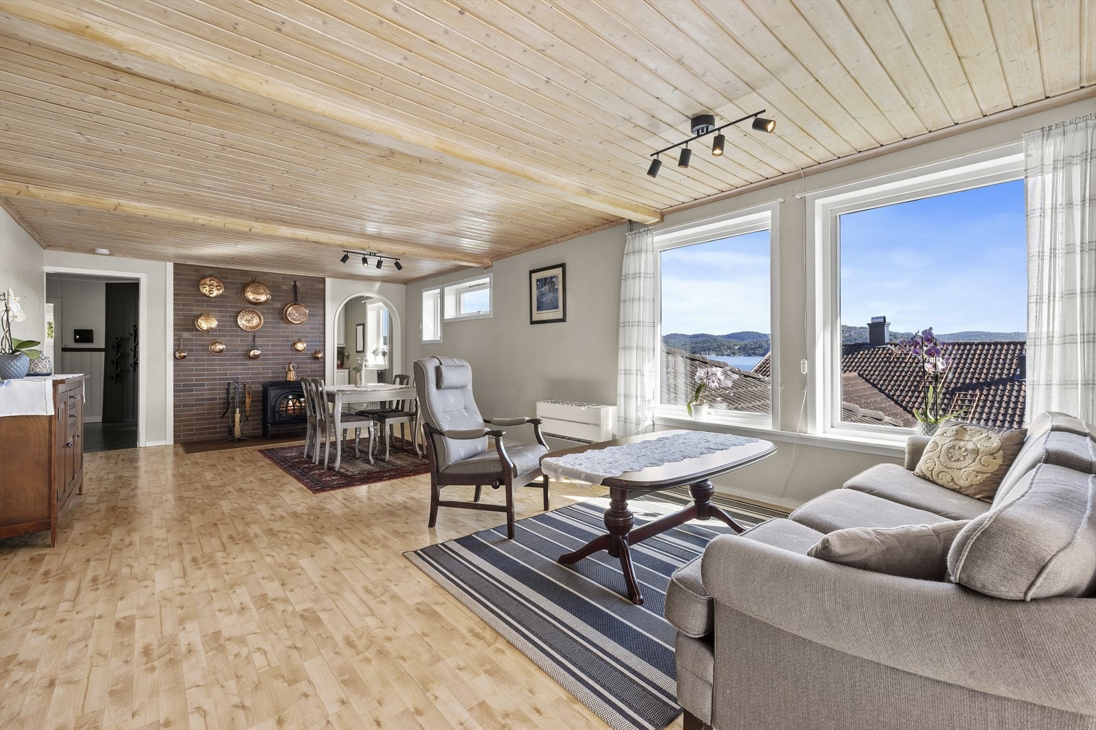 Rett inn i den store stuen med masse naturlig lys og utsikt til sjøen Galleribilde
